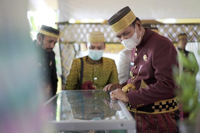 					Bupati Luwu Dr H Basmin Mattayang saat pembukaan Pekan Budaya Sengerenna Luwu 2021, Rabu (10/11/2021).