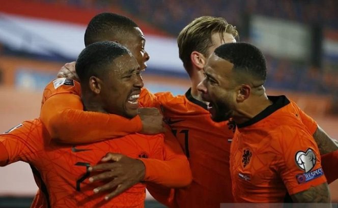 					Penyerang sayap tim nasional Belanda Steven Bergwijn (kiri) melakukan selebrasi bersama rekan-rekannya seusai mencetak gol ke gawang Norwegia dalam laga pemungkas Grup G kualifikasi Piala Dunia 2022 zona Eropa di Stadion De Kuip, Rotterdam, Belanda, Selasa (16/11/2021) waktu setempat. ANTARA/REUTERS/Pascal Rossignol.