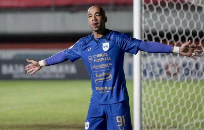 					Pesepak bola PSIS Semarang Bruno Silva melakukan selebrasi usai mencetak gol ke gawang PSM Makassar saat pertandingan Liga 1 di Stadion Maguwoharjo, Sleman, DI Yogyakarta, Senin (22/11/2021). ANTARA FOTO/Hendra Nurdiyansyah/hp.