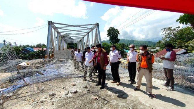 					Bupati Luwu H Basmin Mattayang memantau perbaikan Jembatan Miring oleh Balai Besar Pelaksanaan Jalan Nasional (BBPJN), Rabu (10/11/2021) siang.