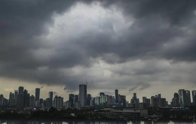 					Awan hitam menyelimuti langit Jakarta, Kamis (4/11/2021). ANTARA FOTO/Galih Pradipta/wsj.