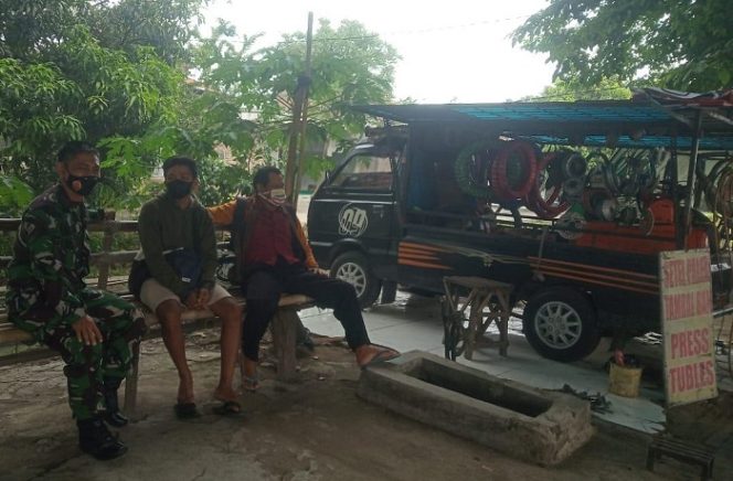 					Seorang petugas Babinsa Koramil 12/Mranggen Kodim 0716/Demak saat mengunjungi warga guna mensosialisasikan hidup bersih dan menerapkan protokol kesehatan pada Senin (8/11/2021).