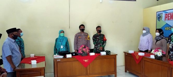 					Rapat pembinaan kelompok tani yang digelar di aula serbaguna Kelurahan Mangunjiwan, Kamis (18/11/2021).