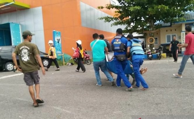 					Tim gabungan evakuasi korban KM Sabang yang terbakar di perairan Selat Nasik Belitung (Antara/Kasmono)