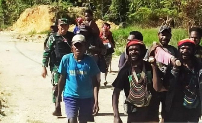 					Prajurit TNI bersama warga mengevakuasi warga yang terluka tembak dari Kampung Mamba, Kabupaten Intan Jaya, Papua, Rabu (10/11/2021). ANTARA/HO-Dandim 1705-Nabire/am.