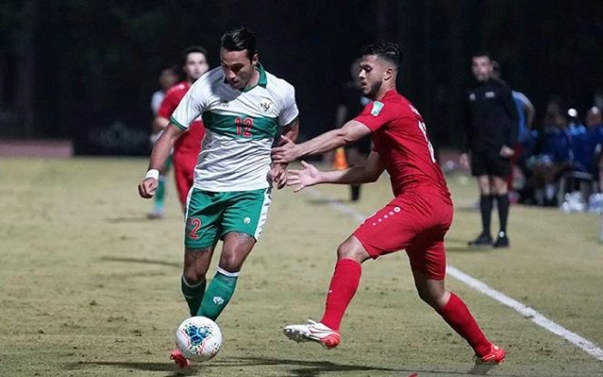 					Penyerang tim nasional Indonesia Ezra Walian (kiri) berebut bola dengan pemain Afghanistan pada laga persahabatan internasional FIFA di Stadion Gloria, Antalya, Turki, Selasa (16/11/2021). ANTARA/Michael Siahaan/aa.