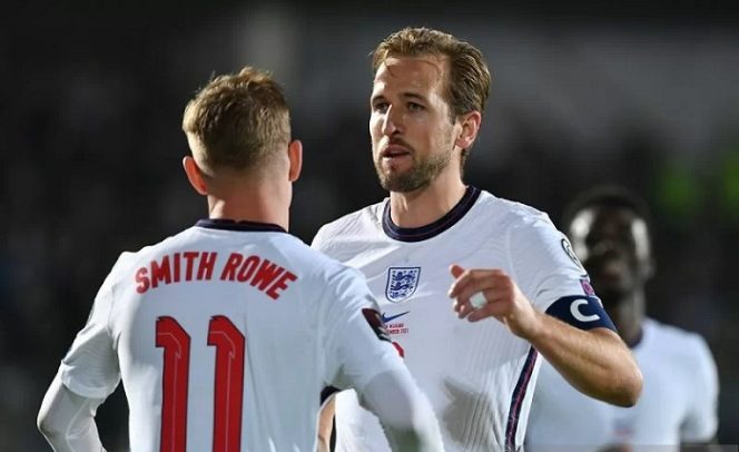 					Gelandang serang tim nasional Inggris Emile Smith-Rowe (kiri) melakukan selebrasi bersama Harry Kane seusai mencetak gol ke gawang San Marino dalam laga pemungkas Grup I Kualifikasi Piala DUnia 2022 zona Eropa di Stadion San Marino, Serravalle, San Marino, Senin (15/11/2021) waktu setempat. (ANTARA/REUTERS/Jennifer Lorenzini)