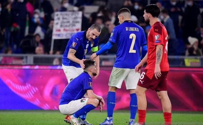					Gelandang tim nasional Italia Jorginho (jongkok) tampak kecewa selepas laga lanjutan Grup C Kualifikasi Piala Dunia 2022 zona Eropa melawan Swiss yang berakhir imbang 1-1 setelah ia gagal mengkonversi tendangan penalti di Stadion Olimpico, Roma, Italia, Jumat (12/11/2021) waktu setempat. (ANTARA/REUTERS/Alberto Lingria)