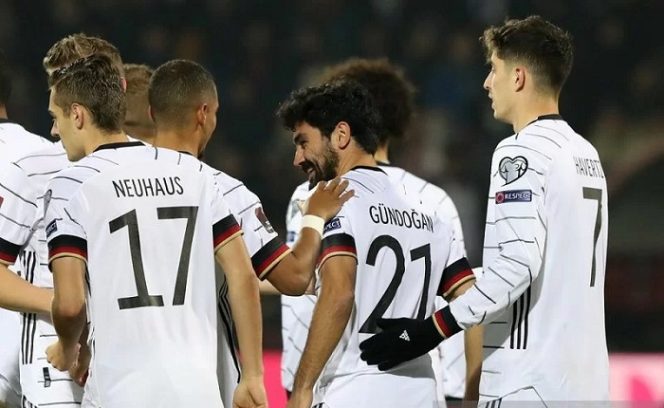 					Gelandang tim nasional Jerman Ilkay Gundogan (kedua kanan) diselamati rekan-rekannya seusai mencetak gol keduanya ke gawang Armenia dalam laga pemungkas Grup J Kualifikasi Piala Dunia 2022 zona Eropa di Stadion Vazgen Sarsyan Republican, Yerevan, Armenia, Minggu (14/11/2021) waktu setempat. (ANTARA/REUTERS/PHOTOLURE/Hayk Baghdasaryan)