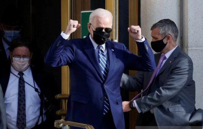 					Presiden Amerika Serikat Joe Biden mengangkat kedua tangannya saat ia selesai melakukan pemeriksaan fisik di Walter Reed National Military Medical Center di Bethesda, Maryland, Amerika Serikat, Jumat (19/11/2021). ANTARA/REUTERS/Jonathan Ernst/WSJ/cfo.
