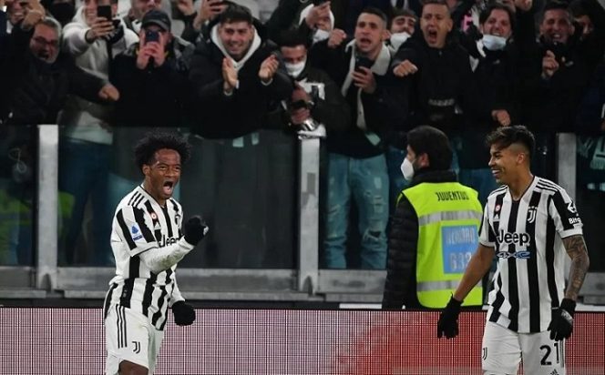 					Pemain sayap Juventus Juan Cuadrado (kiri) melakukan selebrasi seusai mencetak gol penentu kemenangan atas Fiorentina dalam laga lanjutan Liga Italia di Stadion Allianz, Turin, Italia, Sabtu (6/11/2021) waktu setempat. (ANTARA/AFP/Isabella Bonotto)