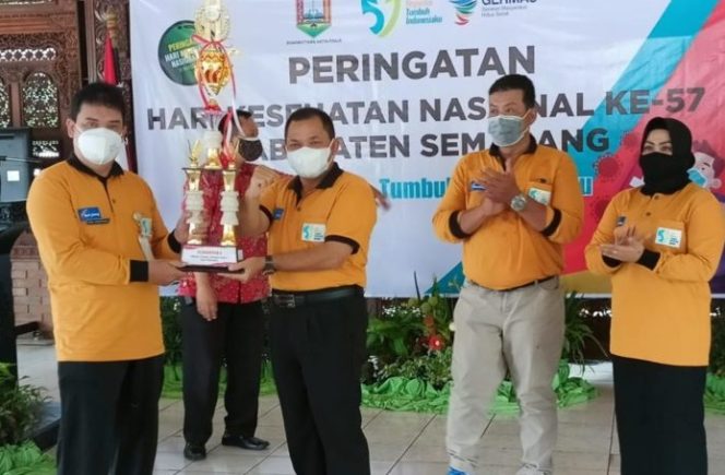 					Acara peringatan Hari Kesehatan Nasional Tingkat Kabupaten Semarang, Jumat (12/11/2021). Bupati Semarang Ngesti Nugraha mengimbau masyarakat tidak liburan saat akhir tahun guna mengantisipasi lonjakan kasus Covid-19.