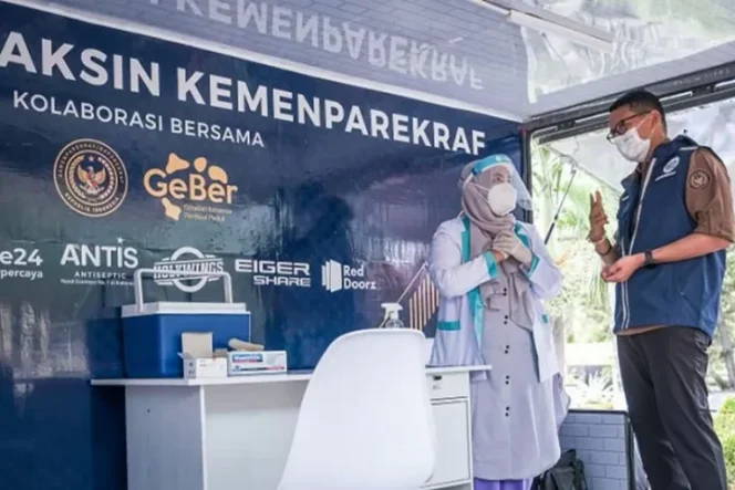 					Menparekraf Sandiaga Salahuddin Uno saat meluncurkan mobil vaksinasi keliling belum lama ini. (ANTARA/Enesis)