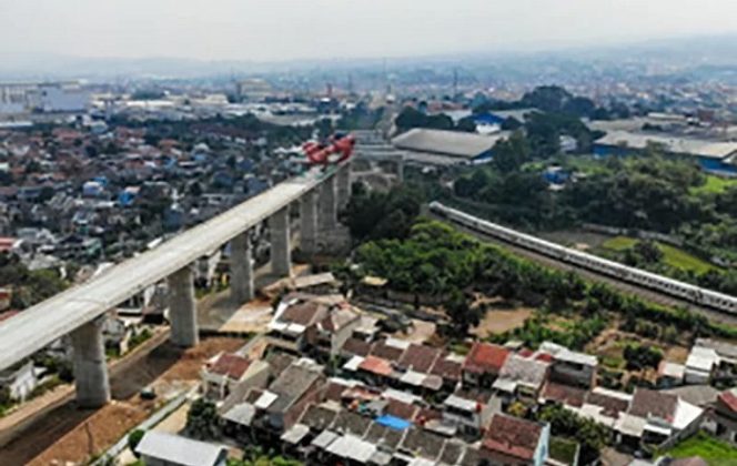 					Kereta api melintas di dekat proyek konstruksi kereta api cepat Jakarta-Bandung di Lembah Teratai, Kabupaten Bandung Barat, Jawa Barat, Minggu (8/8/2021). ANTARA FOTO/Raisan Al Farisi/wsj.