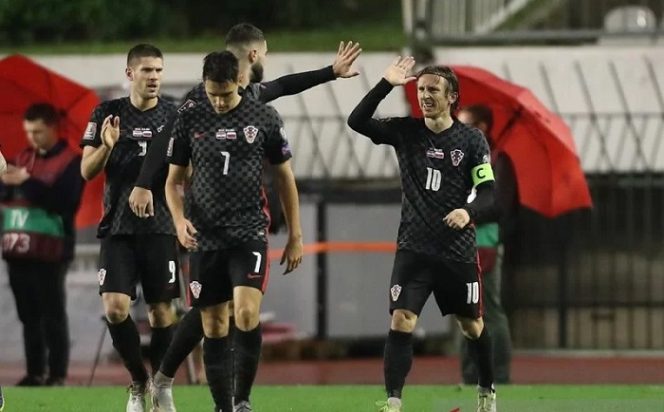 					Kapten tim nasional Kroasia Luka Modric (kanan) melakukan selebrasi bersama rekan-rekannya seusai memperoleh keunggulan atas Rusia berkat gol bunuh diri Fedor Kudyashov dalam laga pemungkas Grup H Kualifikasi Piala Dunia 2022 zona Eropa di Stadion Poljud, Split, Kroasia, Minggu (14/11/2021). (ANTARA/REUTERS/Antonin Bronic)