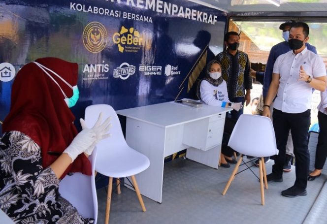 					Bupati Kudus HM Hartopo saat meninjau vaksinasi massal di Balai Desa Kaliwungu, Sabtu (27/11/2021).