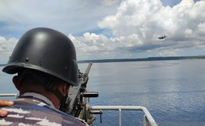 					Kapal Perang Republik Indonesia atau KRI Tarakan-905 dari Satuan Kapal Bantu Komando Armada III dan pesawat udara patroli maritim TNI Angkatan Laut U-6212 melaksanakan latihan kesiapan dan kesiagaan personel alustista perairan Laut Aru, Arafuru. ANTARA/HO-Komando Armada III