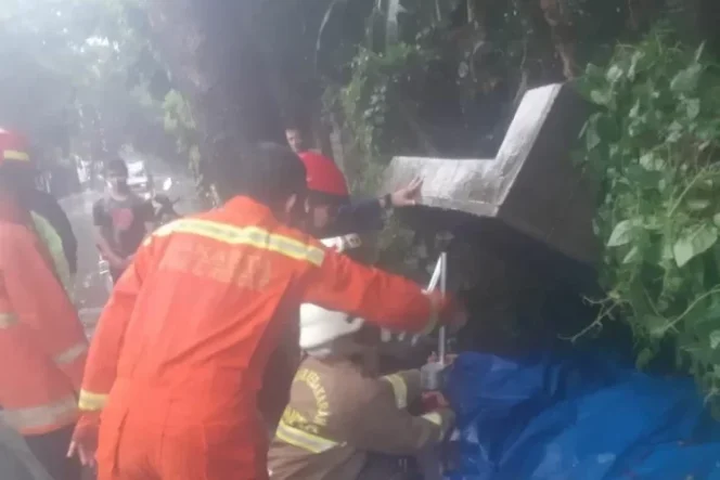 					Suku Dinas Penanggulangan Kebakaran dan Penyelamatan Jakarta Selatan Sektor IX Pasar Minggu mengevakuasi korban yang tertimpa, Minggu, (7/11/2021). ANTARA-HO Sudin Gulkarmat Jakarta Selatan.