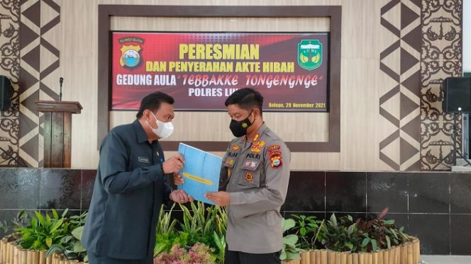 					Kapolres Luwu AKBP Fajar Dany Susanto dan Sekda Luwu H Sulaiaman saat peresmian aula pertemuan Polres Luwu, di Mapolres Luwu, Senin (29/11/2021).