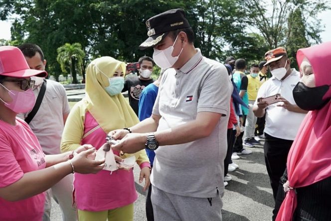 					Peringati HKN ke-57, Bupati Luwu Serahkan Ambulance kepada 11 Puskesmas