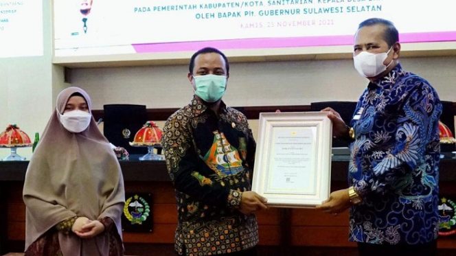 					Bupati Luwu Dr H Basmin Mattayang menerima penghargaan dari Plt Gubernur Sulsel Andi Sudirman Sulaiman, Kamis (25/11/2021).