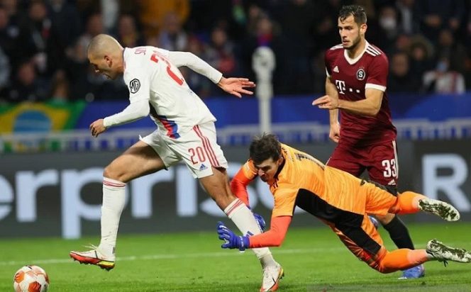 					Penyerang Olympique Lyon Islam Slimani (kiri) melewati kiper Sparta Praha Florin Nita untuk mencetak gol dalam laga penyisihan Grup A Liga Europa di Stadion Groupama, Lyon, Prancis, Kamis (4/11/2021) waktu setempat. ANTARA/REUTERS/Denis Balibouse.
