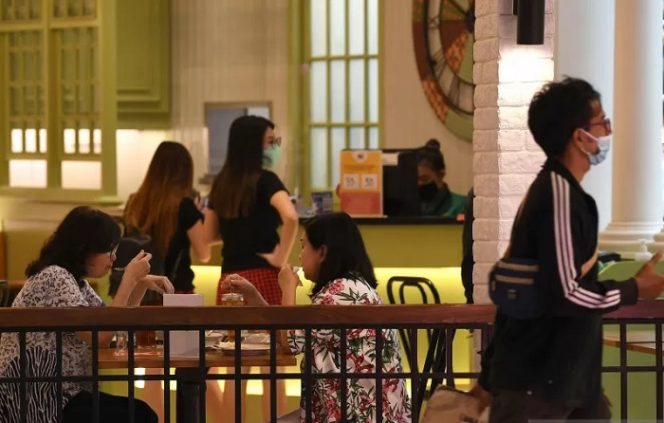 					Pengunjung menyantap makanan di sebuah kafe di Mal Central Park, Jakarta Barat, Selasa (24/8/2021). ANTARA FOTO/Sigid Kurniawan/wsj. (ANTARA FOTO/SIGID KURNIAWAN)