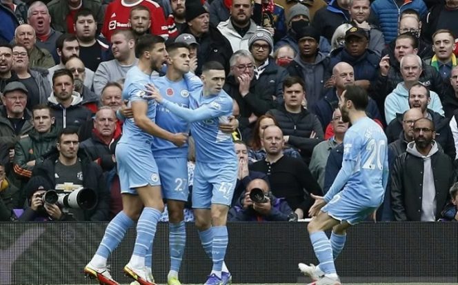 					Bek Manchester City Joao Cancelo (kedua kiri) melakukan selebrasi bersama rekan-rekannya setelah umpan silang yang dilepaskannya berujung gol bunuh diri bek Manchester United Eric Bailly dalam laga lanjutan Liga Inggris di Stadion Old Trafford, Manchester, Inggris, Sabtu (6/11/2021). ANTARA/REUTERS/Craig Brough.
