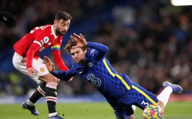 					Bek sayap Chelsea Marcos Alonso (kanan) terjatuh setelah perebutan bola dengan gelandang Manchester United Bruno Fernandes dalam laga lanjutan Liga Inggris di Stadion Stamford Bridge, London, Inggris, Minggu (28/11/2021) waktu setempat. ANTARA/REUTERS/ACTION IMAGES/Matthew Childs.