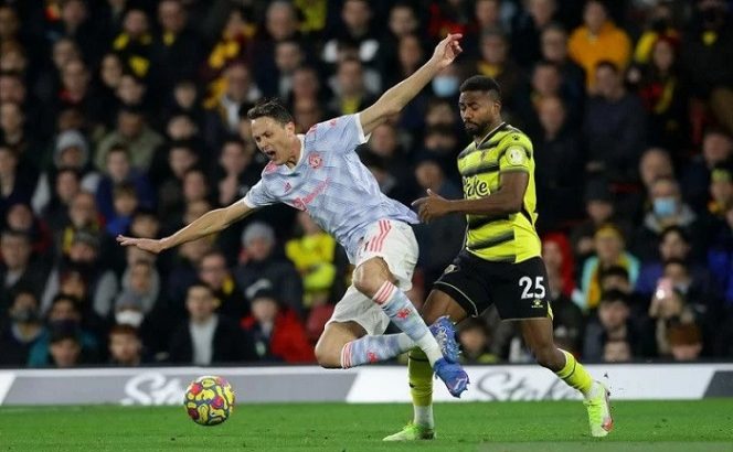 					Penyerang sayap Watford Emmanuel Dennis (kanan) berebut bola dengan gelandang Manchester United Nemanja Matic dalam laga lanjutan Liga Inggris di Stadion Vicarage Road, Watford, Inggris, Sabtu (20/11/2021). ANTARA/REUTERS/David Klein