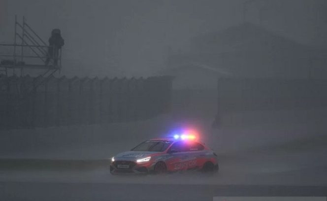 					Safety Car melakukan inspeksi lintasan saat hujan mengguyur Pertamina Mandalika International Street Circuit, Lombok Tengah, Nusa Tenggara Barat (NTB), Sabtu (20/11/2021). Race 1 WorldSBK resmi ditunda karena cuaca buruk dan akan digelar pada Minggu 21 November 2021 pukul 11.00 WITA. ANTARA FOTO/Sigid Kurniawan/foc/pri.