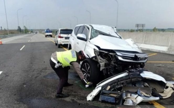 					Mobil Pajero Sport Putih bernopol B 1264 BJU yang ditumpangi Vanessa Angel dan suaminya mengalami kecelakaan lalu lintas di Tol Nganjuk, KM 672.400/A, Kamis (4/11/2021). (ANTARA/HO-WI).