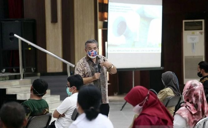 					Sejumlah tenaga kesehatan mendapat motivasi seputar penanganan COVID-19 di Gedung Wanita Candra Kencana, Kota Surabaya, Selasa (9/11/2021). ANTARA/HO-Humas Pemkot Surabaya/am.