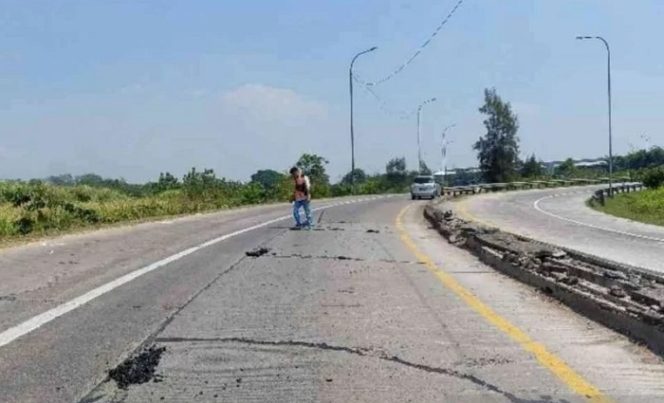 					Titik perbaikan jalan di Ruas Tol Jakarta-Cikampek. ANTARA/Pradita Kurniawan Syah.