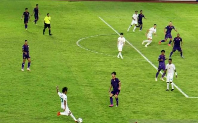 					Pemain belakang Persebaya Surabaya Ady Setiawan saat menendang bola dan dijaga sejumlkah pemain Persik Kediri dalam pertandingan lanjutan BRI Liga 1 Indonesia musim 2021/2022 di Stadion Manahan Solo, Minggu (28/11/2021). ANTARA/Bambang Dwi Marwoto.