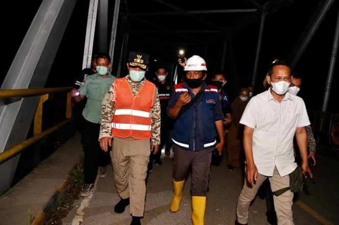 					Plt Gubernur Sulsel Tinjau Penanganan Jembatan Sungai Battang Luwu pada Malam Hari