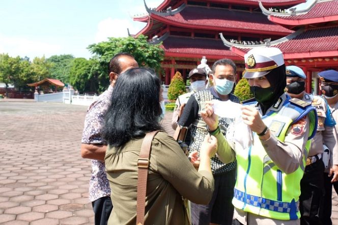 					Petugas membagi-bagikan masker kepada masyarakat saat giat Operasi Zebra Candi 2021 di kawasan Klenteng Sam Poo Kong Semarang, Kamis (18/11/2021).