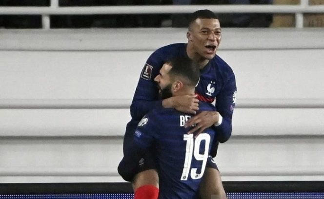					Penyerang tim nasional Prancis Karim Benzema (bawah) melakukan selebrasi bersama Kylian Mbappe seusai mencetak gol ke gawang Finlandia dalam laga pemungkas Grup D kualifikasi Piala Dunia 2022 zona Eropa di Stadion Olimpiade Helsinki, Helsinki, Finlandia, Selasa (16/11/2021) waktu setempat. ANTARA/REUTERS/Lehtikuva.