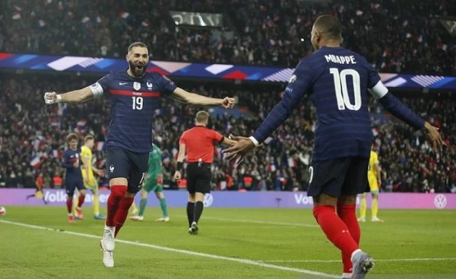 					Penyerang tim nasional Prancis Karim Benzema (kiri) melakukan selebrasi bersama Kylian Mbappe seusai mencetak gol keduanya ke gawang Kazakhstan dalam lanjutan Grup D Kualifikasi Piala Dunia 2022 zona Eropa di Stadion Parc des Princes, Paris, Prancis, Sabtu (13/11/2021) waktu setempat. ANTARA/REUTERS/Gonzalo Fuentes.