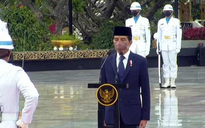 					Tangkapan Layar - Presiden Joko Widodo memimpin upacara ziarah nasional untuk memperingati Hari Pahlawan di Taman Makam Pahlawan (TMP) Kalibata, Jakarta Selatan, Rabu (10/11/2021). ANTARA/HO-Youtube Biro Pers Setpres/am.