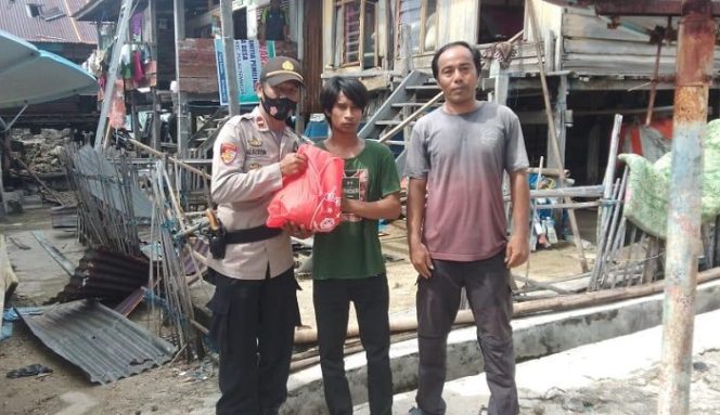 					Kapolsek Pulau Sembilan Bantu Korban Angin Puting Beliung di Desa Padaelo