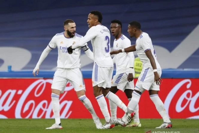 					Pemain Real Madrid merayakan gol yang dicetak Karim Benzema dalam pertandingan Liga Spanyol lawan Sevilla pada 29 November 2021. ANTARA/REUTERS/SUSANA VERA.