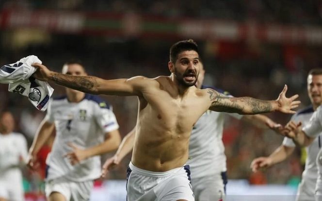 					Penyerang tim nasional Serbia Aleksandar Mitrovic melakukan selebrasi seusai mencetak gol penentu kemenangan dramatis atas Portugal dalam laga pemungkas Grup A Kualifikasi Piala Dunia 2022 zona Eropa di Stadion da Luz, Lisbon, Portugal, Minggu (14/11/2021) waktu setempat. (ANTARA/REUTERS/Pedro Nunes)