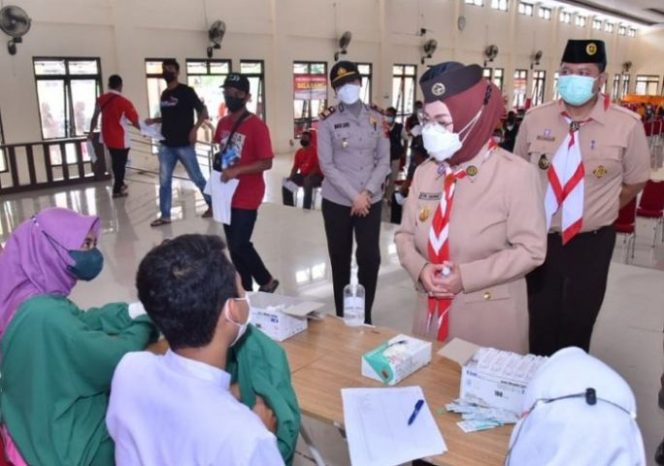 					Bupati Sukoharjo Etik Suryani meninjau vaksinasi Covid-19 di Graha PGRI pada Selasa (16/11/2021).