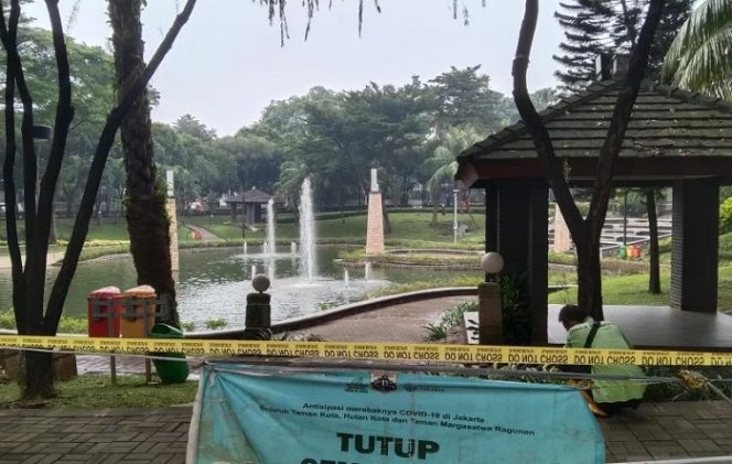 					Dokumentasi - Petugas sedang membersihkan Taman Ayodya yang tutup sementara akibat pandemi COVID-19 di Jakarta Selatan, Kamis (24/6/2021). ANTARA/Dewa Ketut Sudiarta Wiguna
