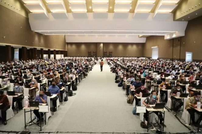 					Tes tertulis serta penulisan makalah calon anggota KPU dan Bawaslu yang berlangsung di Jakarta International Expo, Jakarta, Rabu. (ANTARA/HO-Timsel calon anggota KPU Bawaslu)