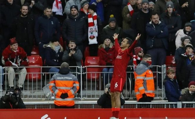 					Gelandang Liverpool Thiago Alcantara melakukan selebrasi seusai mencetak gol ke gawang Southampton dalam laga lanjutan Liga Inggris di Stadion Anfield, Liverpool, Inggris, Sabtu (27/11/2021). (ANTARA/REUTERS/Phil Noble)