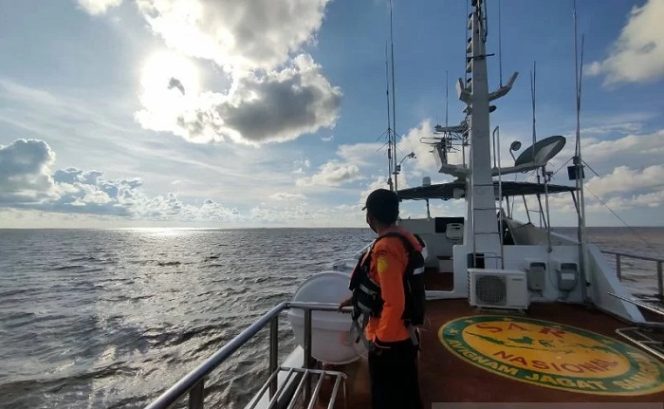 					Tim SAR Pontianak, Kalbar, saat melakukan pencarian terhadap dua korban tabrakan antara KM Selalu Jaya dan KM Bandar di kawasan perairan Selat Karimata, Kalimantan Barat. ANTARA/HO-Humas SAR Pontianak/am.