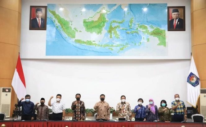 					Tim Seleksi Calon Anggota KPU dan Bawaslu Masa Jabatan 2022-2027 mengumumkan hasil seleksi tahap pertama penelitian administrasi di Jakarta, Rabu (17/11/2021). ANTARA/HO-Puspen Kemendagri