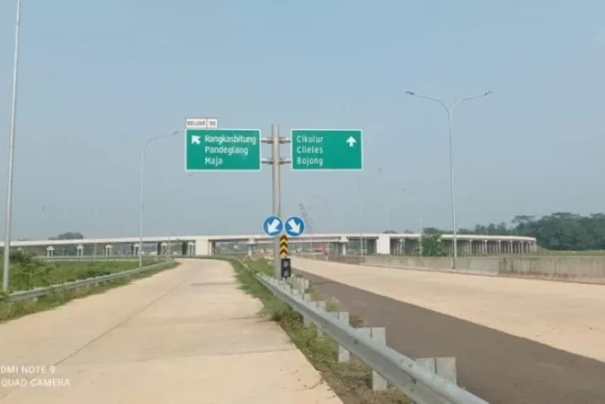 					Jalan tol Serang - Panimbang Seksi 1 Ruas Serang - Rangkasbitung telah beroperasi dilintasi kendaraan umum sehingga dapat meningkatkan pertumbuhan ekonomi masyarakat Kabupaten Lebak. ANTARA/HO-WIKA.